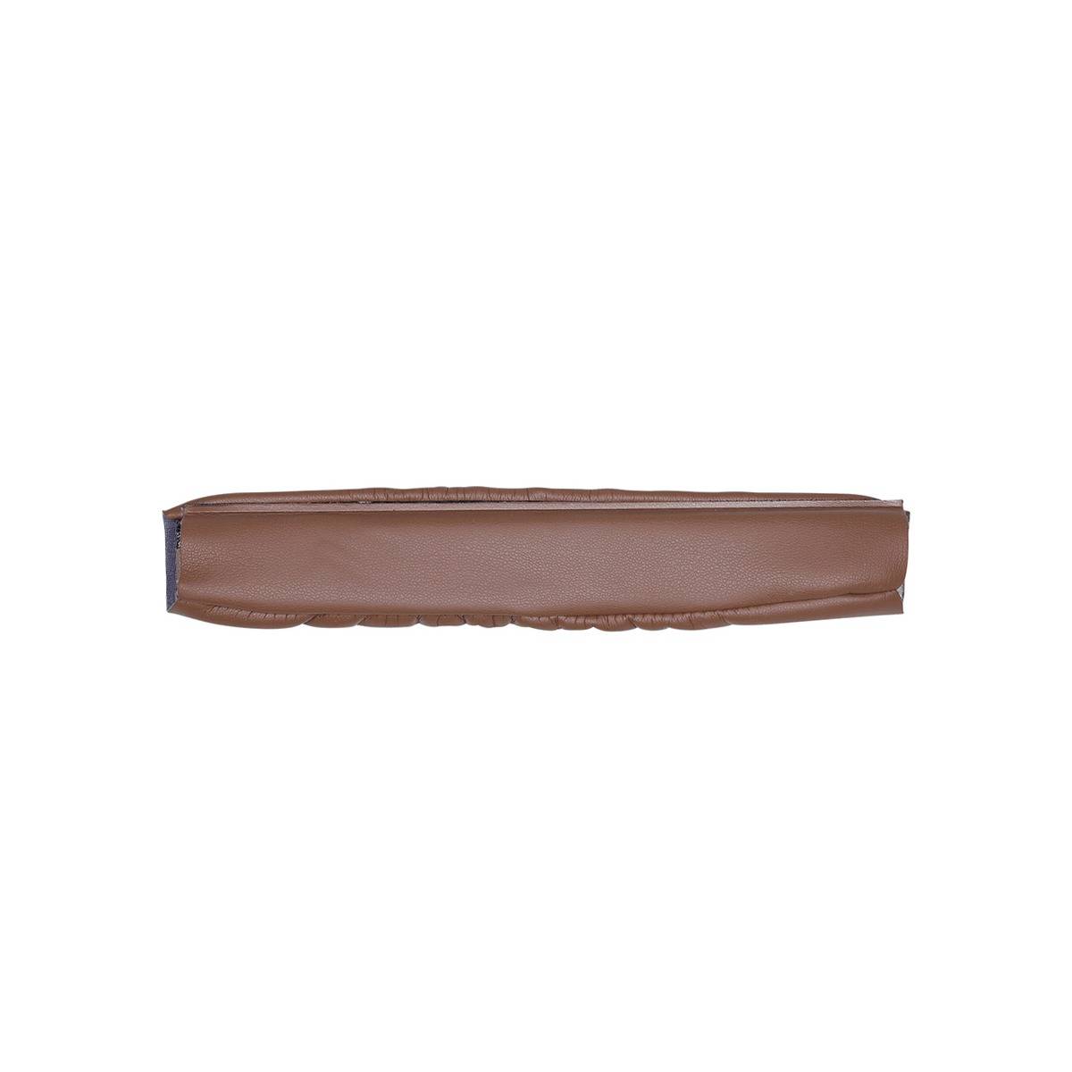 Ein braunes Leder- oder Kunstleder-Polsterband oder -Kissen, das horizontal auf einem schlichten weißen Hintergrund dargestellt ist.