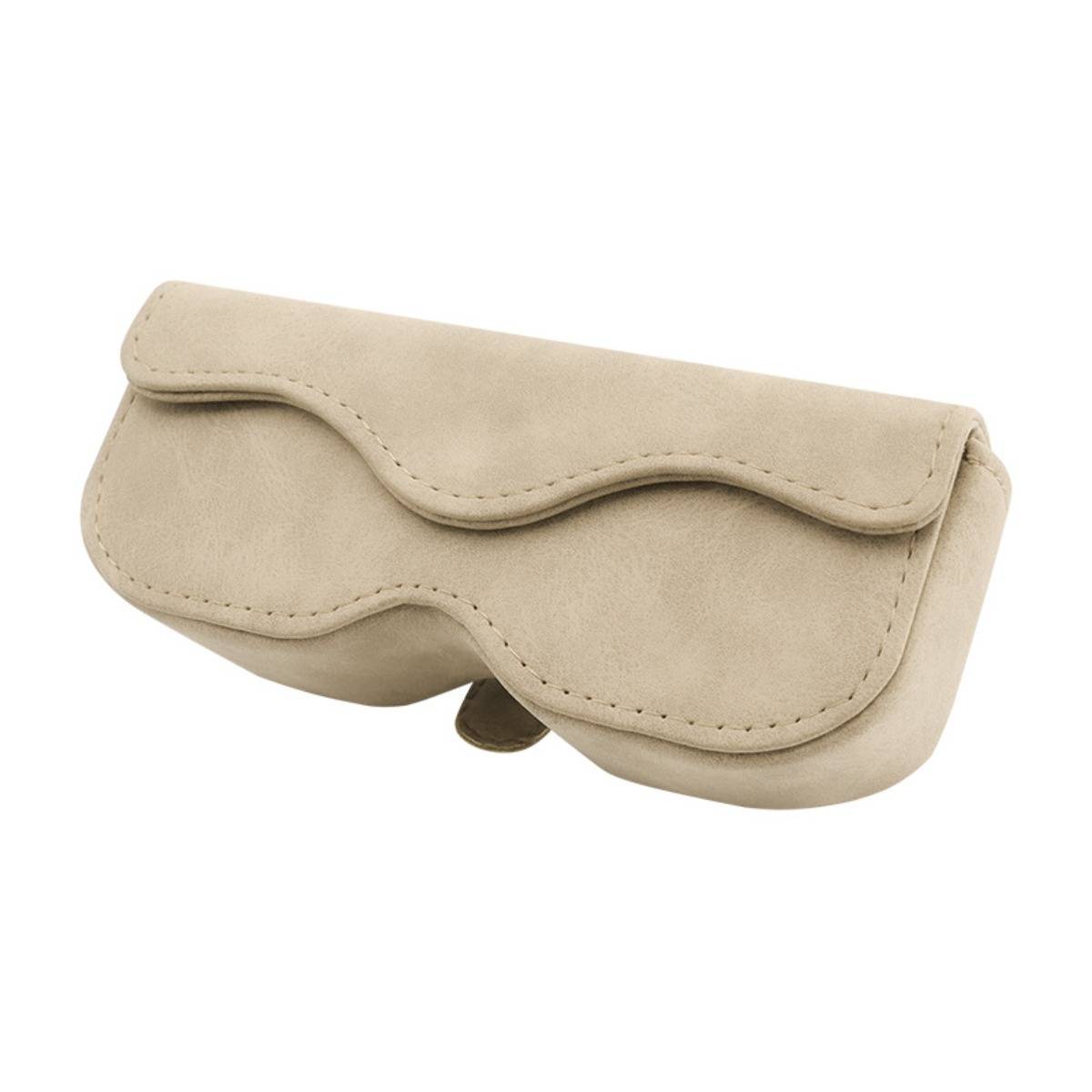 Beige Brillenetui aus Kunstwildleder mit Klappenver­schluss, isoliert auf weißem Hintergrund dargestellt.