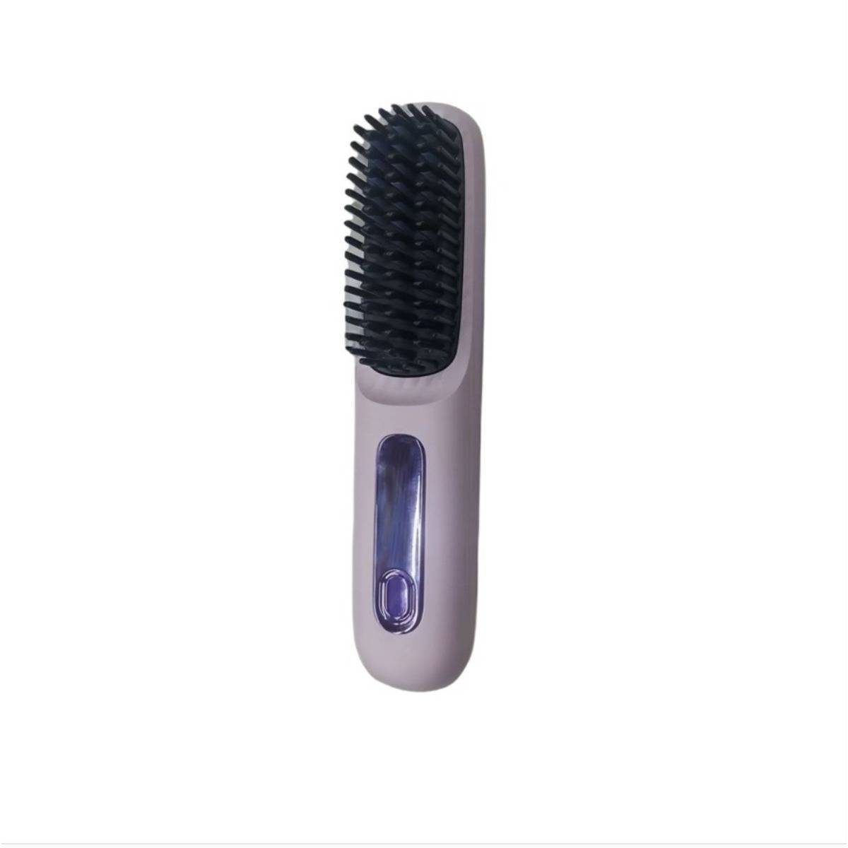 Eine tragbare elektrische Haarglättungsbürste mit schwarzen Borsten, einem grauen Gehäuse und einem violetten Stromschalter auf weißem Hintergrund.
