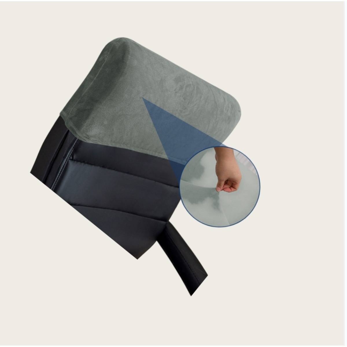 Gefaltete gepolsterte Stoffmatte mit einer Hand, die darauf drückt, um die Polsterung zu zeigen, wahrscheinlich zur Demonstration von weichem Material oder Sitzkissen.