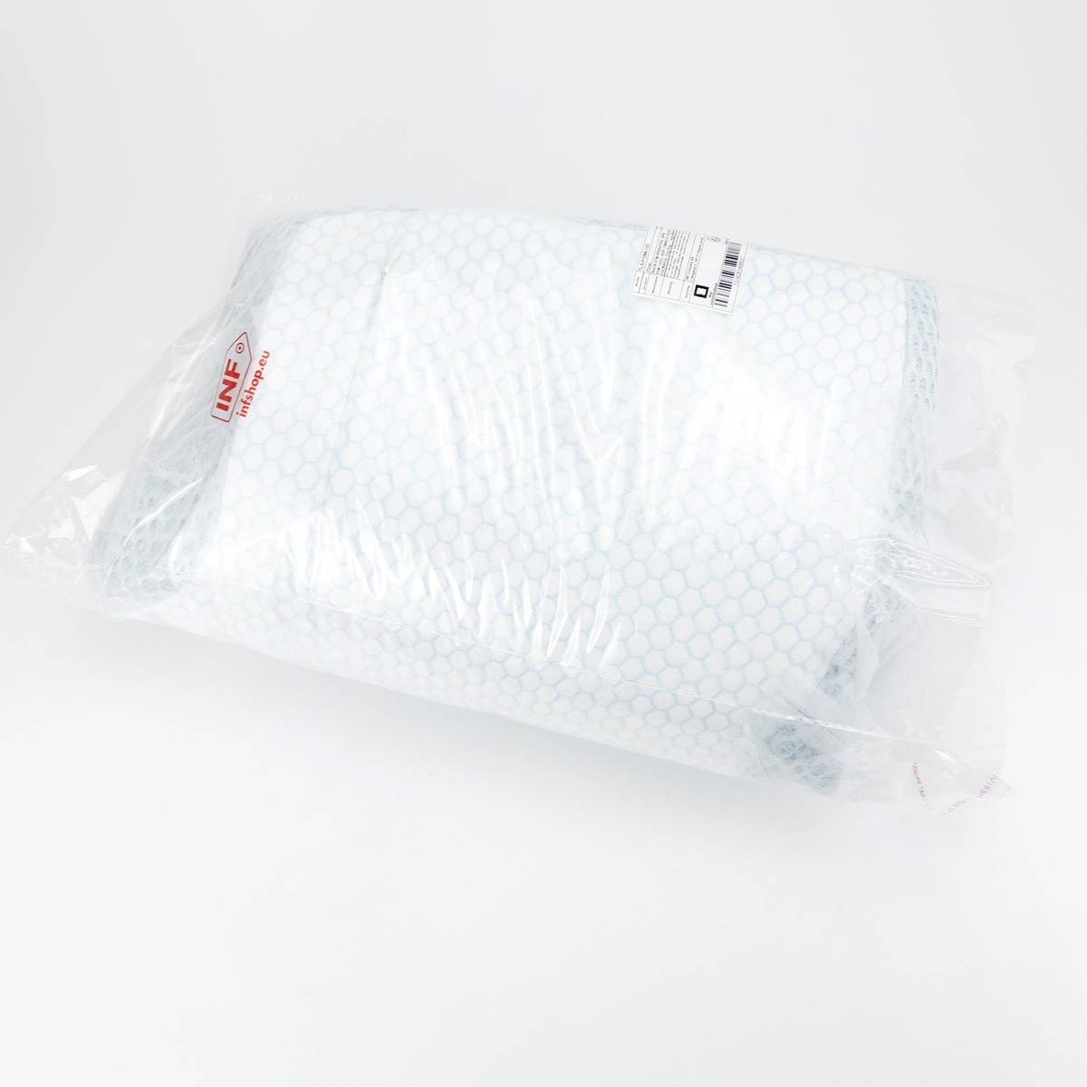 Weißes Kissen, versiegelt in durchsichtiger Kunststoffverpackung mit kleinem Etikett, auf schlicht hellem Hintergrund dargestellt.