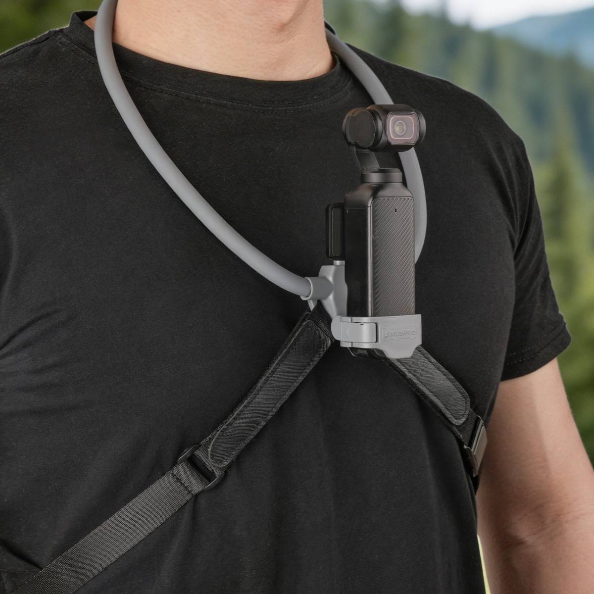Eine kompakte Kamera ist auf einem Brustgeschirr montiert, das von einer Person in einem schwarzen Hemd getragen wird, mit flexiblem Hals zum freihändigen Filmen.