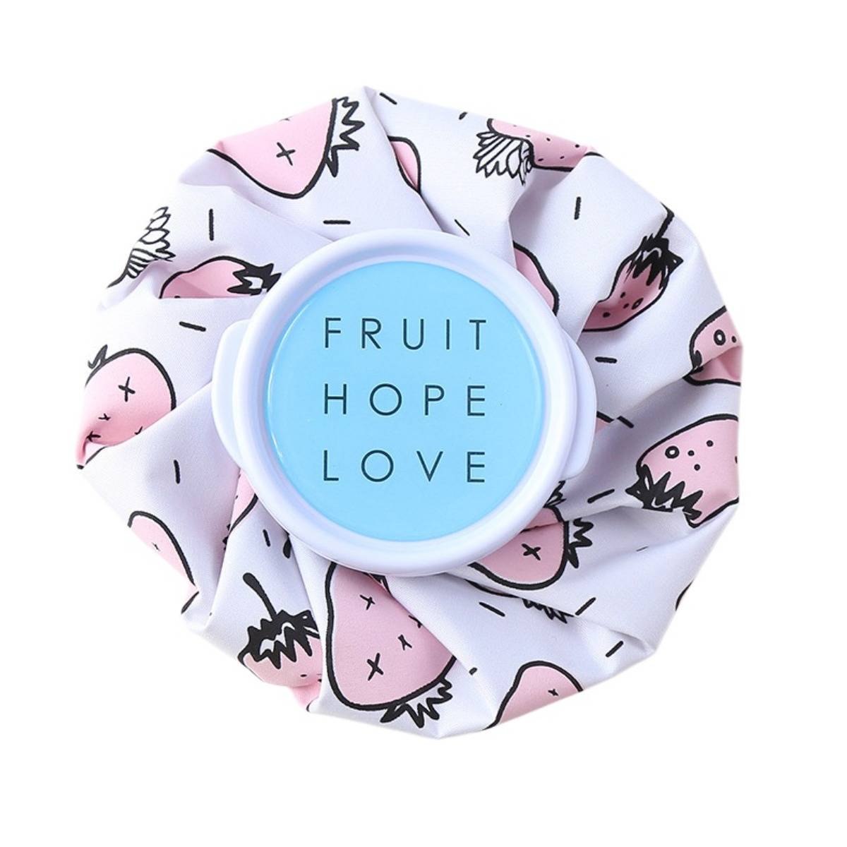 Blauer runder Behälterdeckel auf einer weißen Stoffverpackung mit Erdbeermuster, mit der Aufschrift „FRUIT HOPE LOVE".