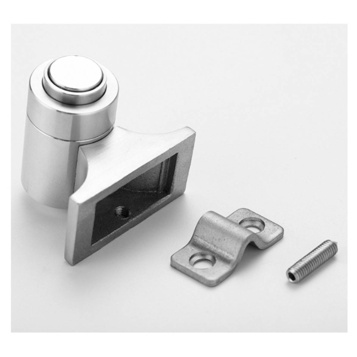 Silberfarbenes Türschloss-Hardware-Set mit zylindrischem Riegel, Schließblech und Befestigungsschraube auf weißem Hintergrund