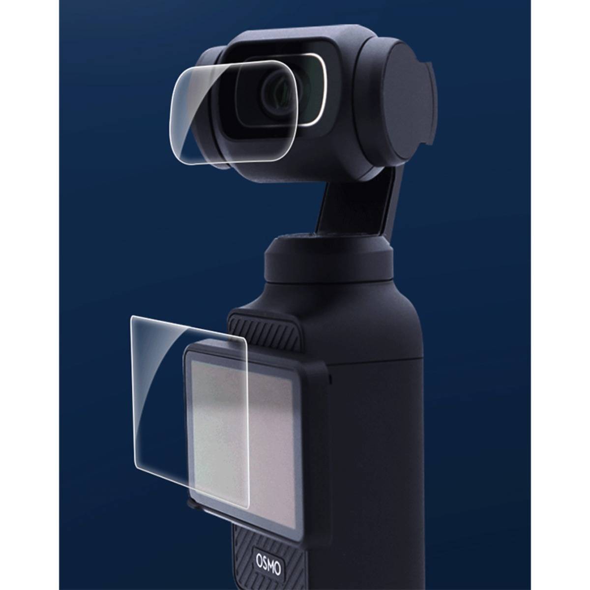 Tragbare Osmo-Gimbal-Kamera mit transparenten Linsen- und Bildschirmschutzfolien vor dunkelblauem Hintergrund.