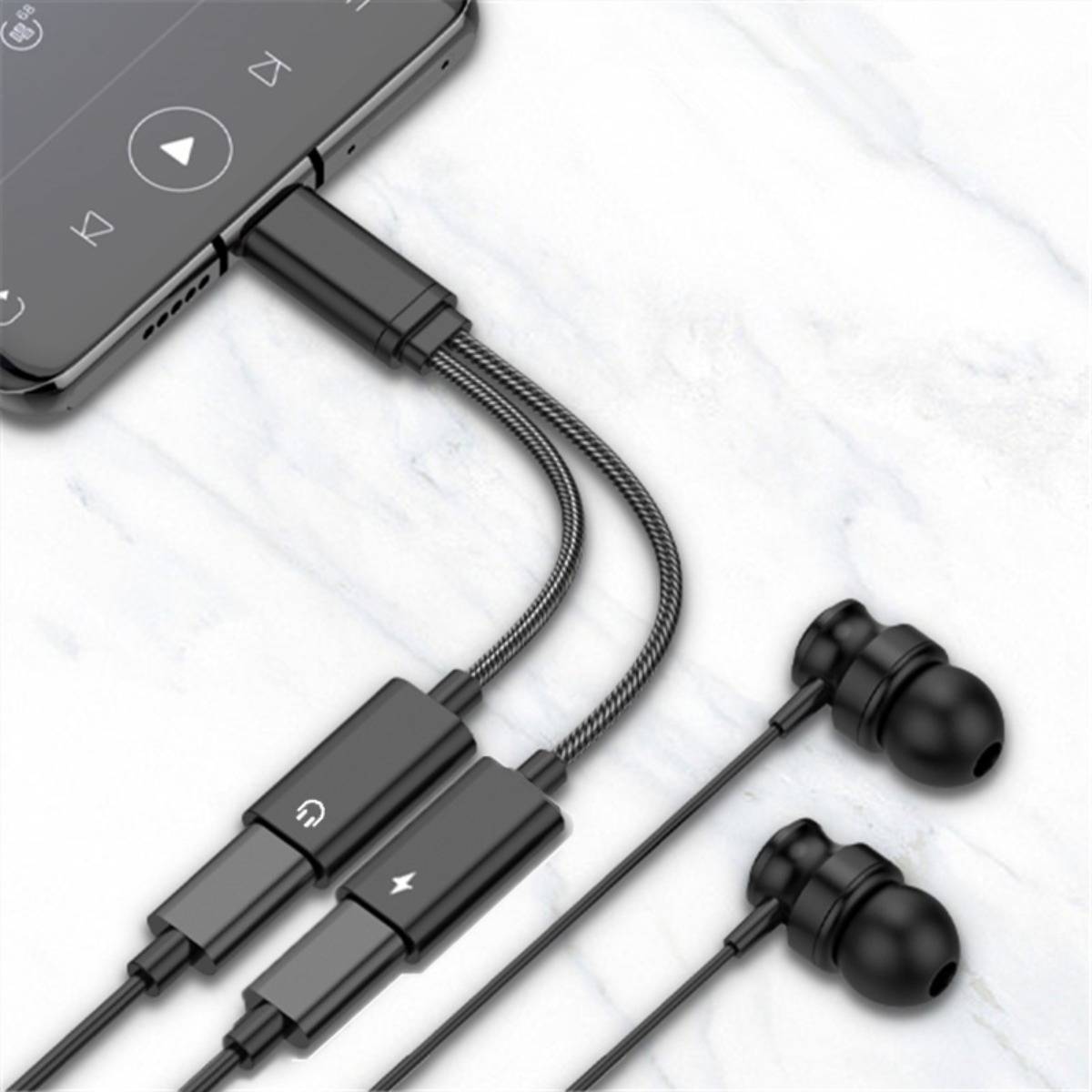 Smartphone verbunden mit kabelgebundenen Ohrhörern über duale Inline-Adapter auf einer weißen Oberfläche, das Audiowiedergabe und Ladetechnik zeigt.
