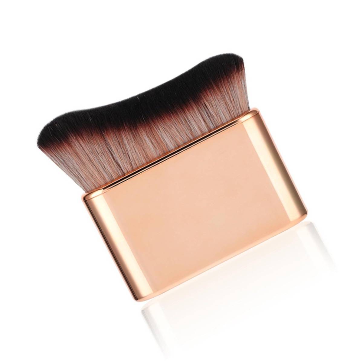 Schräger Makeup-Pinsel mit rosegoldenem rechteckigem Griff und flachen, dichten Borsten auf weißem Hintergrund.