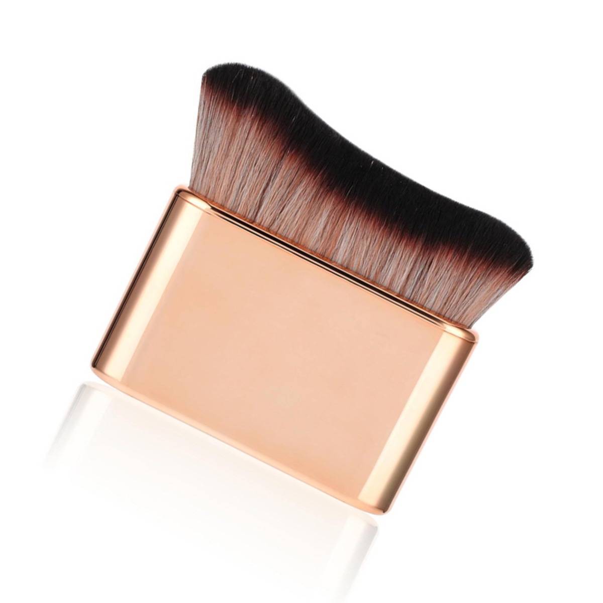 Angewinkelter rosegoldener Make-up-Pinsel mit dichten schwarzen Borsten auf weißem Hintergrund.