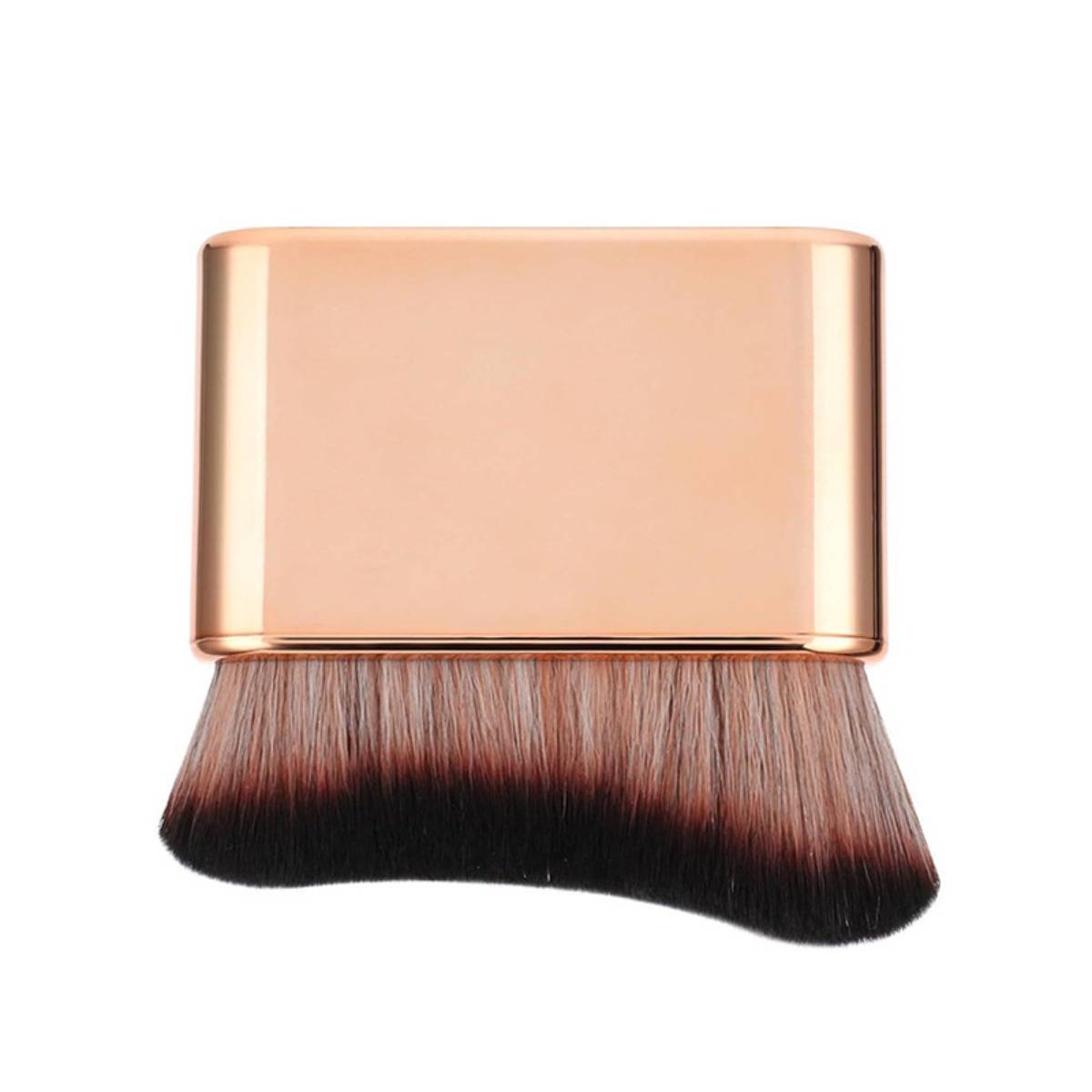 Kleiner Makeup-Pinsel mit rechteckigem roségoldenem Griff und dichten braunen bis schwarzen Borsten auf weißem Hintergrund.