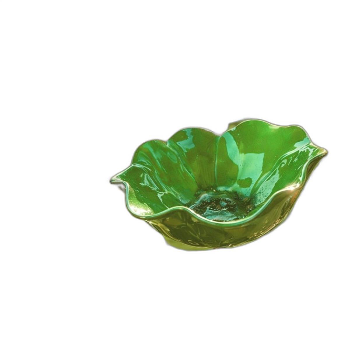 Grüne blattförmige Glasschale auf weißem Hintergrund.