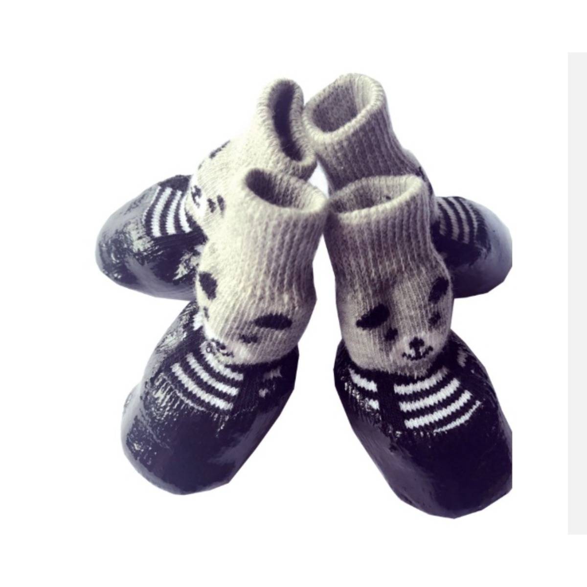 Paar schwarze Baby-Stiefeletten mit cremefarbenen Sockenbündchen, verziert mit Bärengesten und Streifendetails auf weißem Hintergrund.