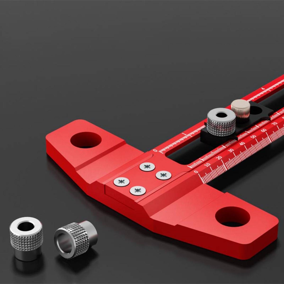 Rotes Messwerkzeug mit einer abgewinkelten Linealskalierung und verstellbaren gerippten Anschlägen, gezeigt auf dunklem Hintergrund mit zwei lose daneben liegenden Metallarmaturen.