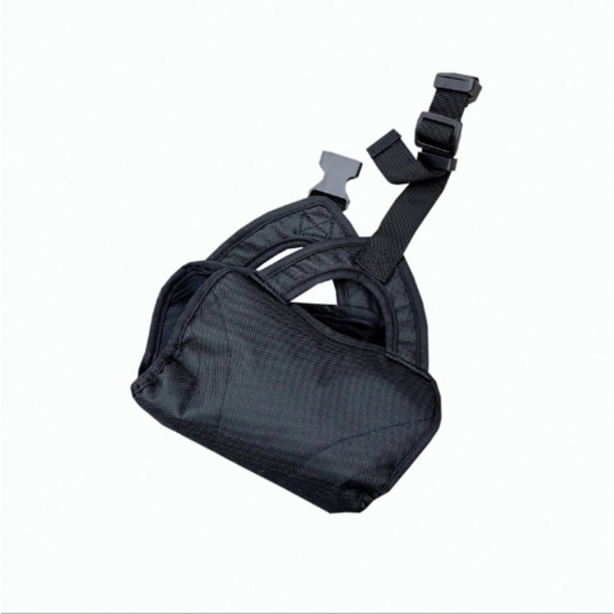 Schwarze Stofftasche mit verstellbarem Riemen und Schnalle, isoliert auf weißem Hintergrund dargestellt.