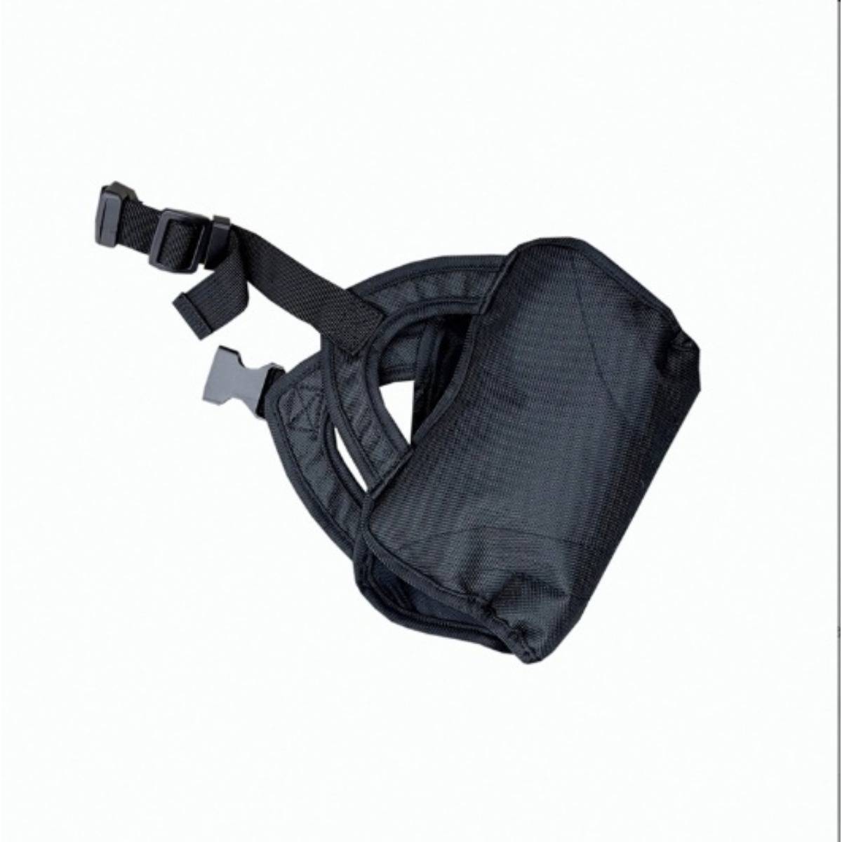 Schwarze Nylon-Hüfttasche mit verstellbarem Riemen und Schnalle auf weißem Hintergrund.