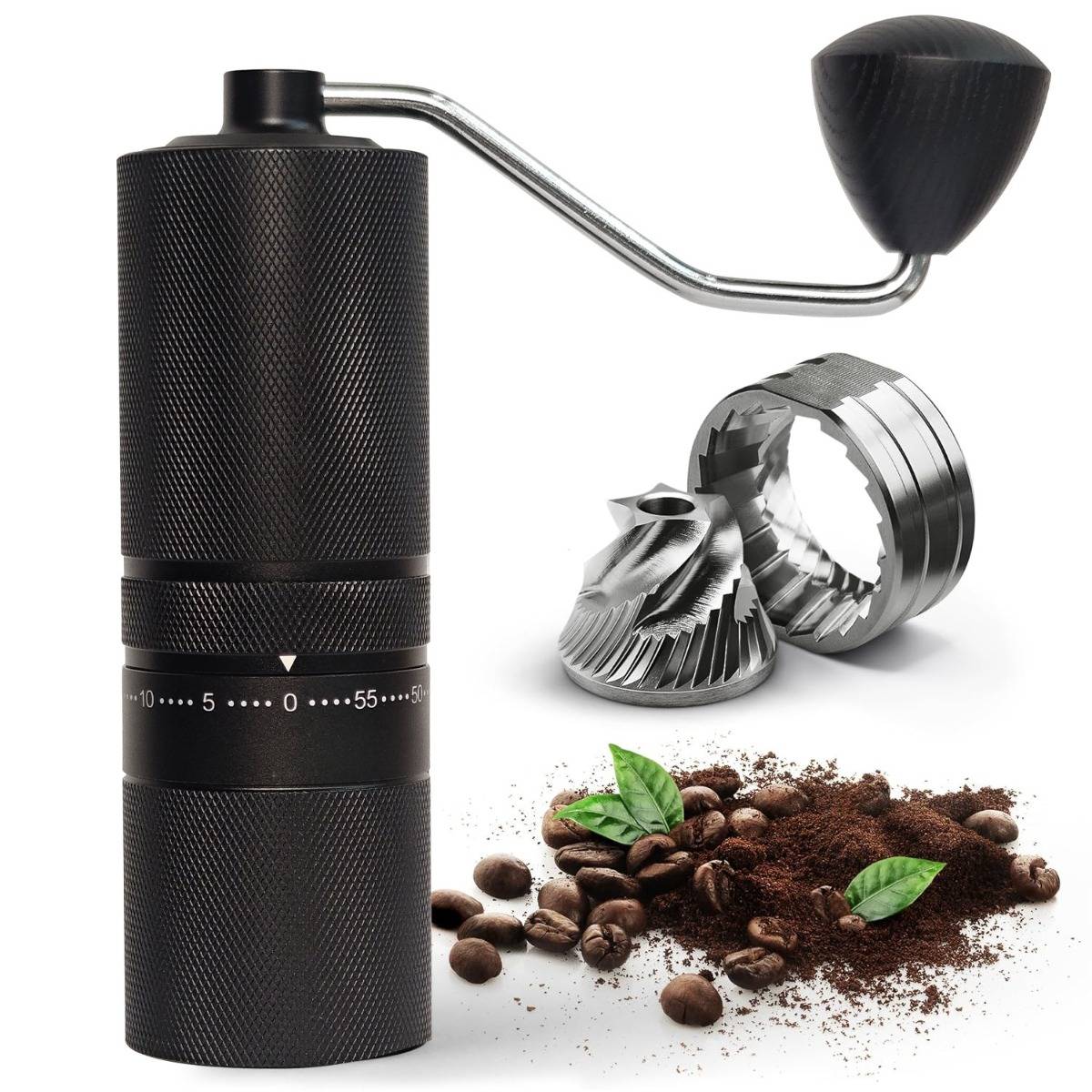 Manuelle Kaffeemühle mit Kurbel, gezeigt mit Mahlwerk und gemahlenen Kaffeebohnen, zum Mahlen von Kaffee von Hand.
