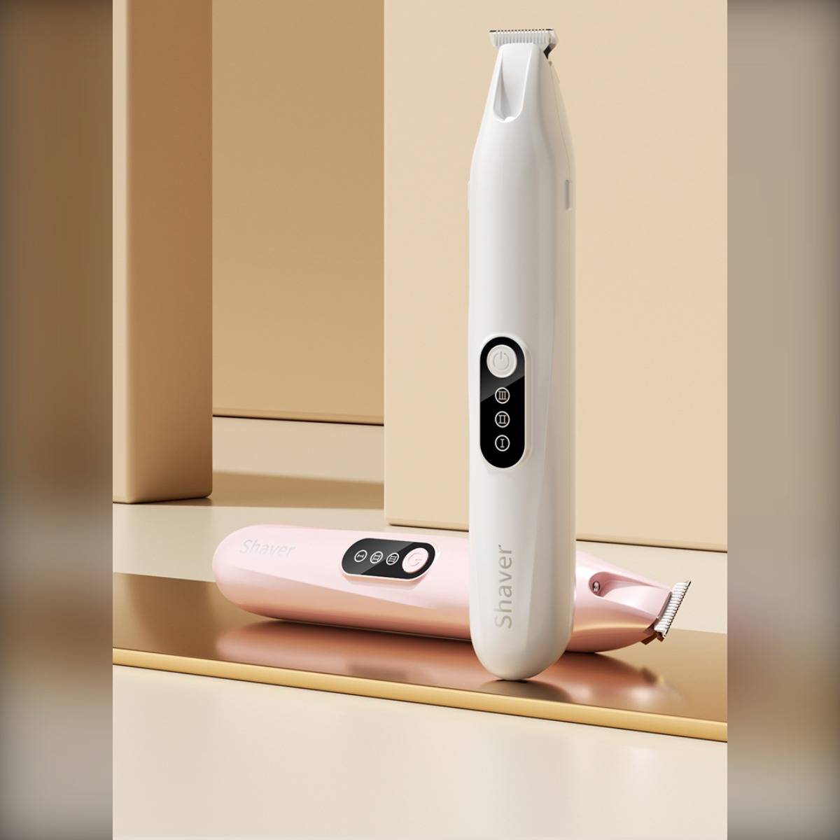 Zwei elektrische Rasierer, einer weiß aufrecht stehend und einer rosa liegend, auf einem goldenem Regal in einer beigen produktstilisierten Umgebung ausgestellt.