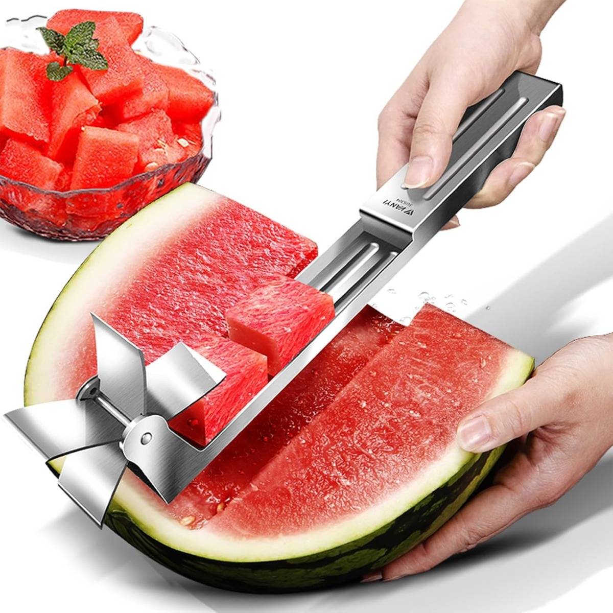 Hand benutzt einen Wassermelonenschneider, um Würfel aus einer halbierten Wassermelone zu schneiden, mit einer Schüssel mit gewürfelter Wassermelone daneben.