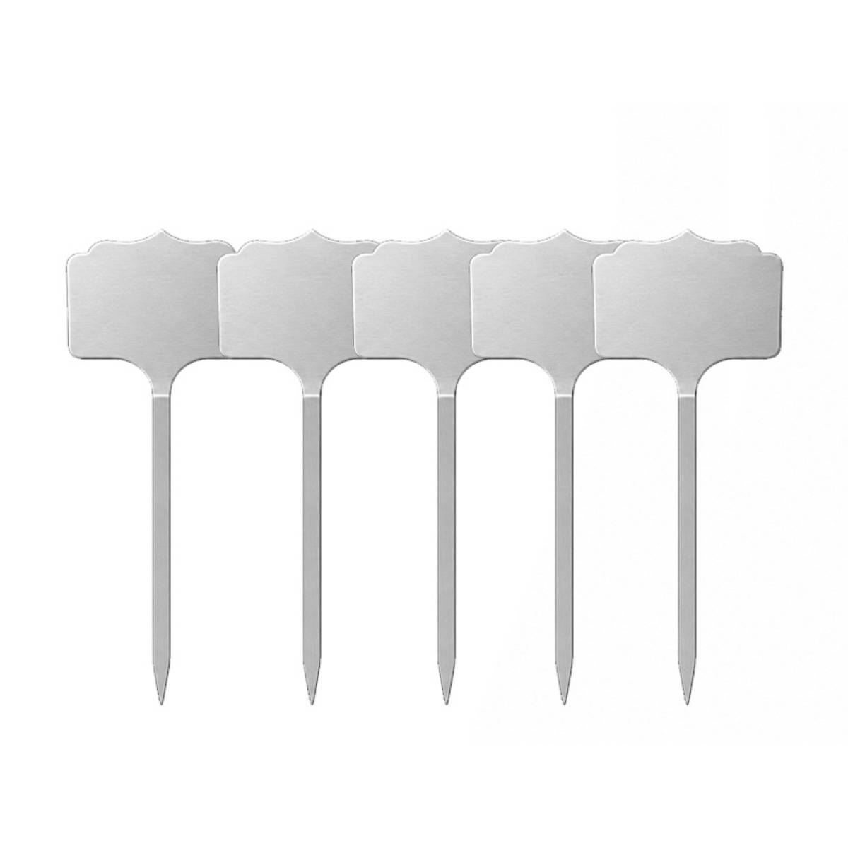 Fünf silberne Metall-Beschriftungspickel oder Pflanzenstecker mit flachen Registern und spitzen Stielen auf weißem Hintergrund.