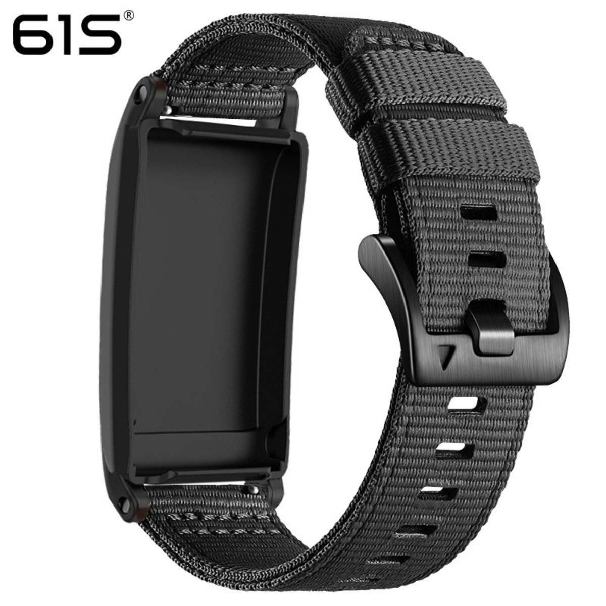 Schwarzes geflochtenes Nylon-Smartwatch-Armband mit schwarzem rechteckigem Uhrengehäuse oder Tracker auf weißem Hintergrund, Marke „61S
