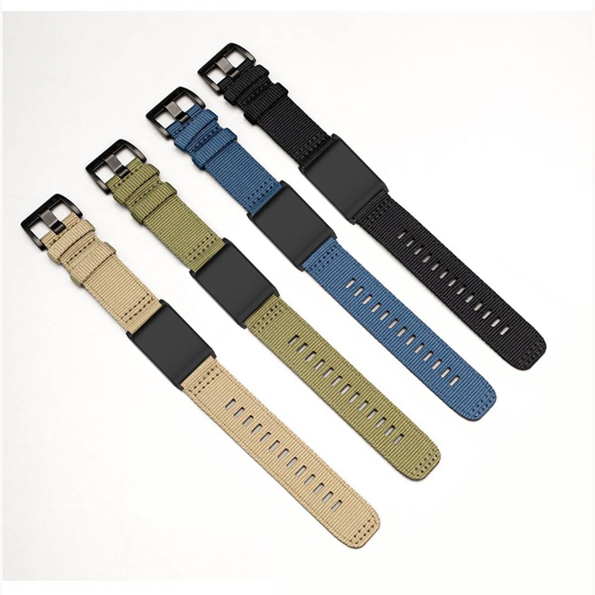 Vier austauschbare Uhrenarmbänder in Beige, Olivgrün, Blau und Schwarz mit Schnallen, diagonal auf weißem Hintergrund angeordnet.
