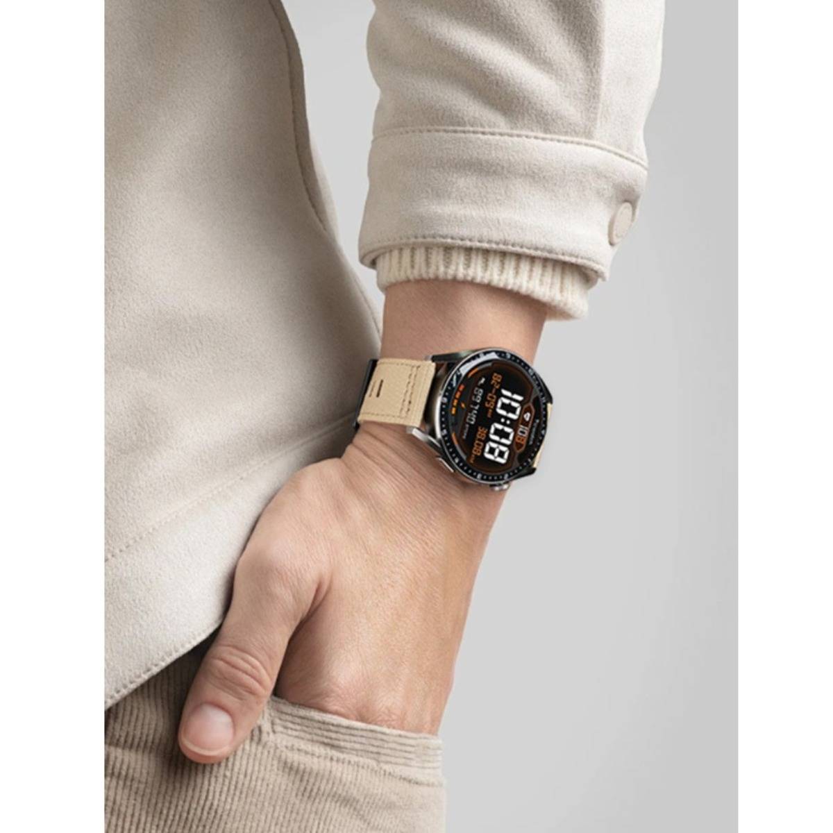 Nahaufnahme einer Person, die eine schwarze digitale Armbanduhr mit beigefarbenem Armband und einem cremefarbenen Sweatshirt trägt, die Hand in der Tasche.