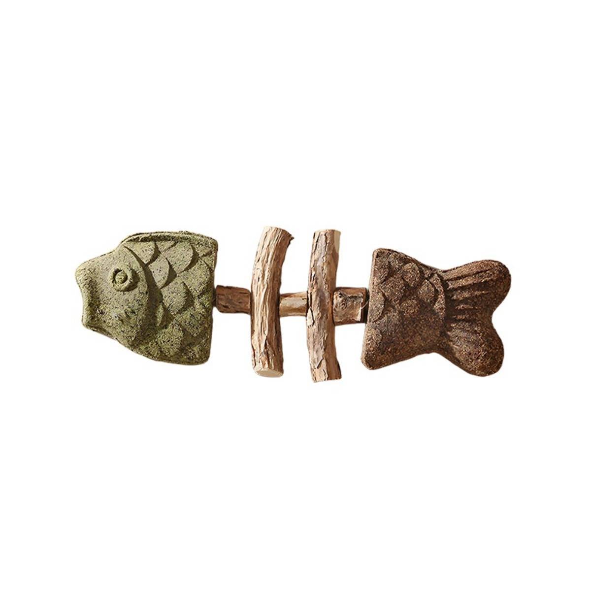 Dekoratives fischförmiges Holzornament mit grünen und braunen geschnitzten Fischköpfen, die durch zwei kleine Stäbchen verbunden sind.