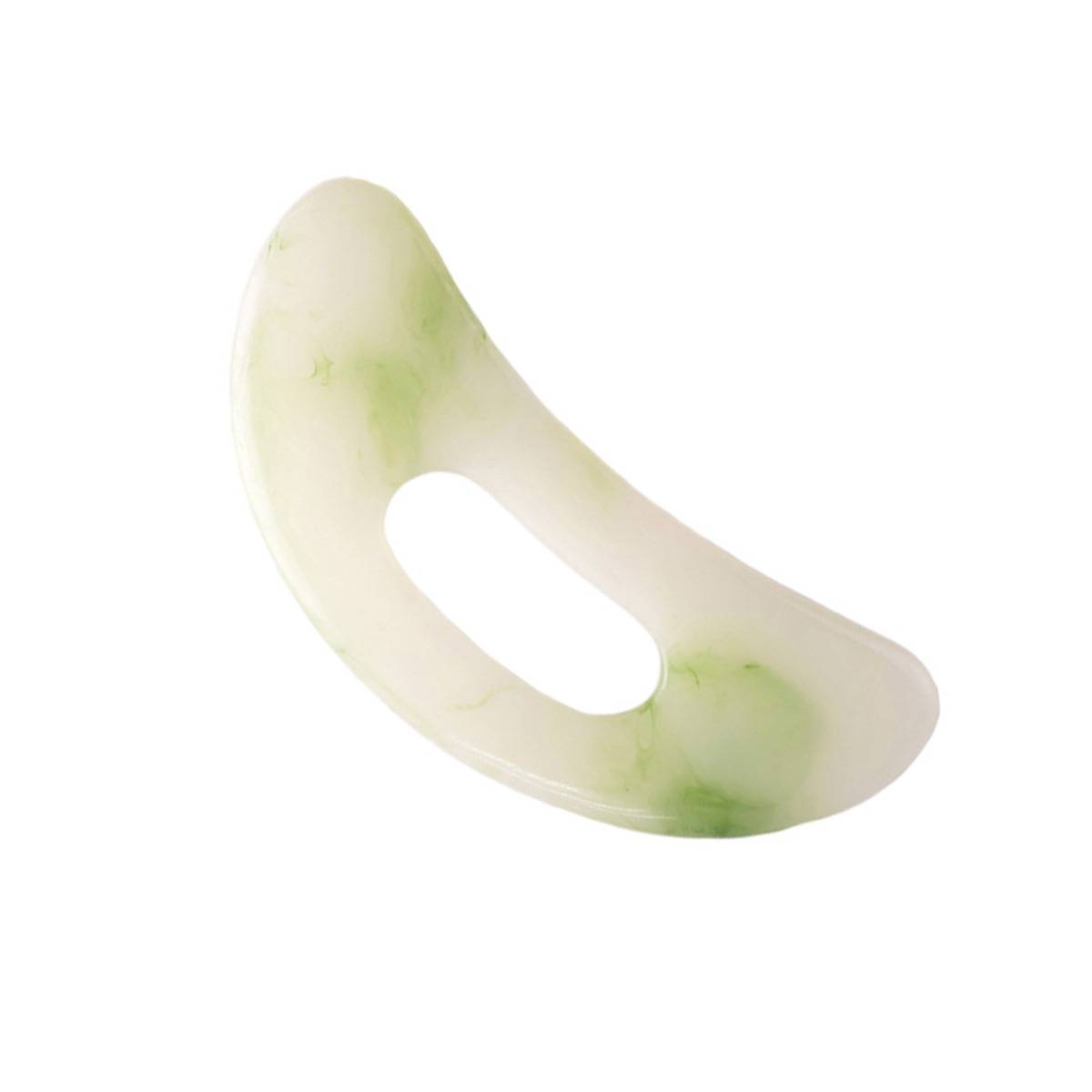 Durchscheinendes, weißes und blassgrünes, geschwungenes Schönheitswerkzeug mit einem Daumenloch, wahrscheinlich ein Gesichtsmassage-Gua-Sha-Stein.