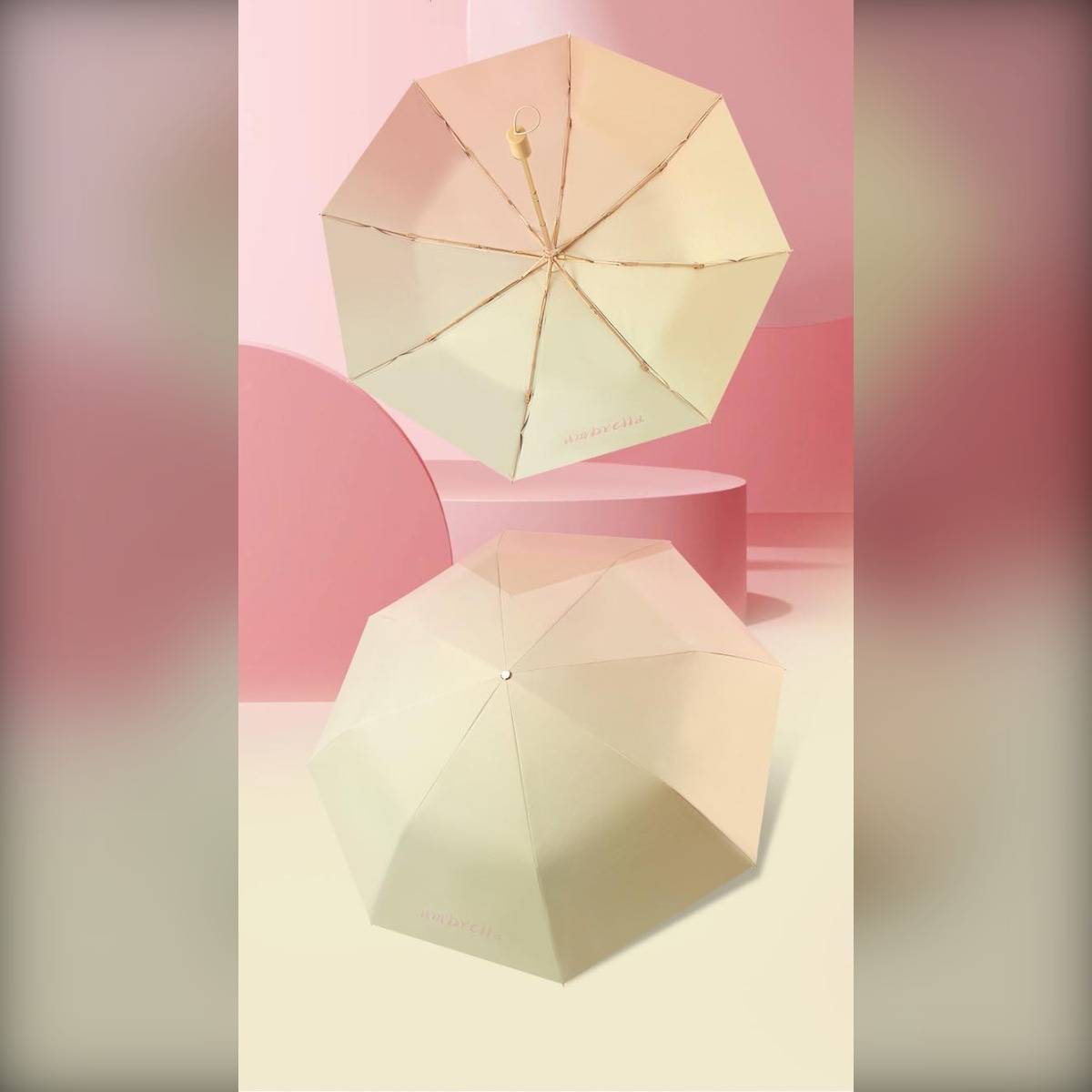 Zwei cremefarbene Klappsonnenschirme, einer oben aufgespannt und einer unten, in einer rosa Pastellstudio-Umgebung angeordnet.