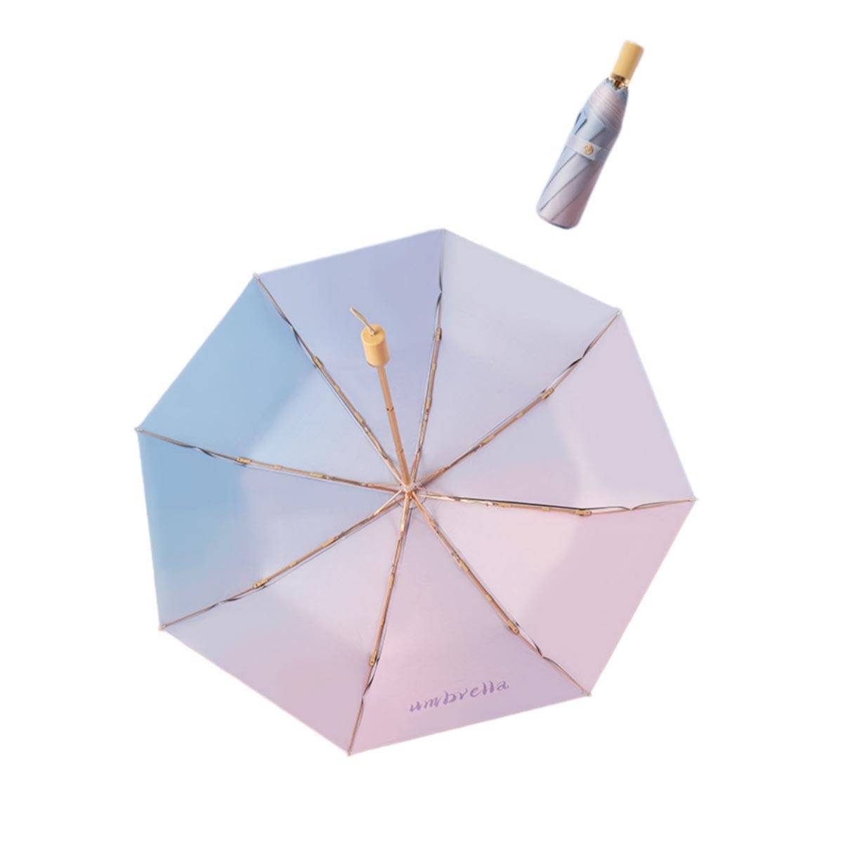 Pastellfarbener Regenschirm mit Farbverlauf und passendem, kleine Regenschirm-förmigem Etui, das darüber schwebt, auf weißem Hintergrund.