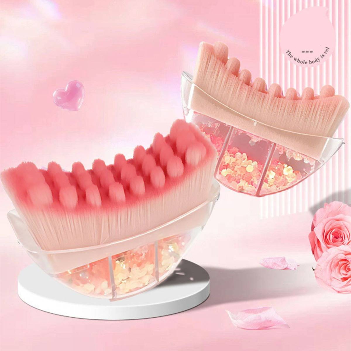 Zwei rosa Silikon-Körperpeelingbürsten in durchsichtigen Haltern auf einer weißen Basis, dargestellt als Beauty-Produkt-Display mit Rosenblättern und Blumen in einer rosa Umgebung.