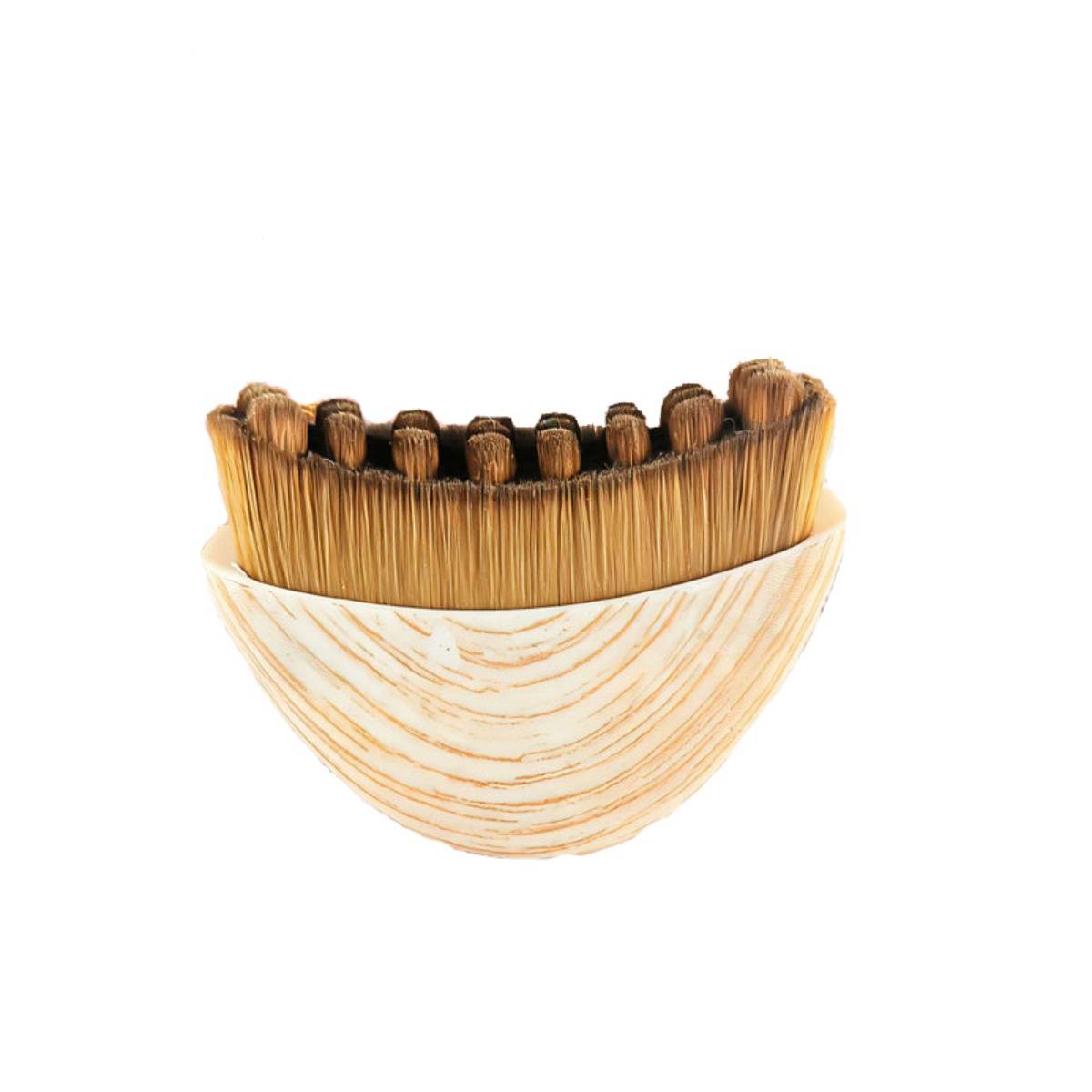 Ein kleiner fächerförmiger Pinsel mit braunen Borsten und einem weißen, muschelartigen Griff auf einem schlichten weißen Hintergrund.