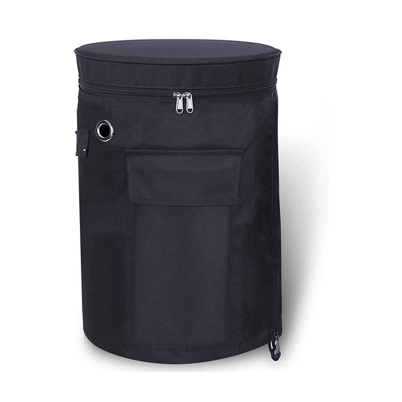 Schwarze zylindrische Aufbewahrungstasche mit Reißverschluss, Vordertasche und Metallöse, dargestellt auf weißem Hintergrund.