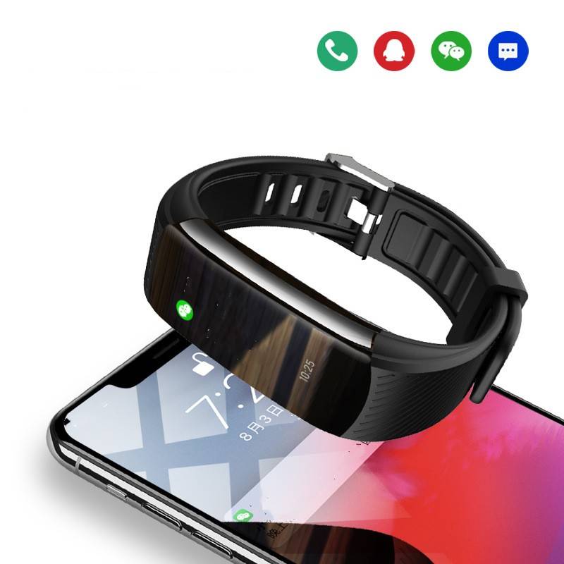 Intelligentes Fitness-Armband, das zusammen mit einem Smartphone angezeigt wird und synchronisierte Anrufe, Benachrichtigungen, Chats und Messaging-Mitteilungen suggeriert.