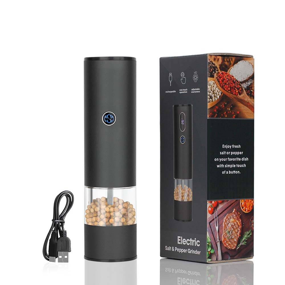 Schwarze elektrische Salz- und Pfeffermühle mit USB-Ladekabel und Produktbox auf weißem Hintergrund dargestellt.