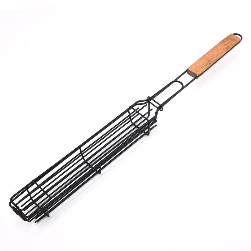 Schwarz beschichteter Grillgitterkorb mit Holzgriff auf weißem Hintergrund.