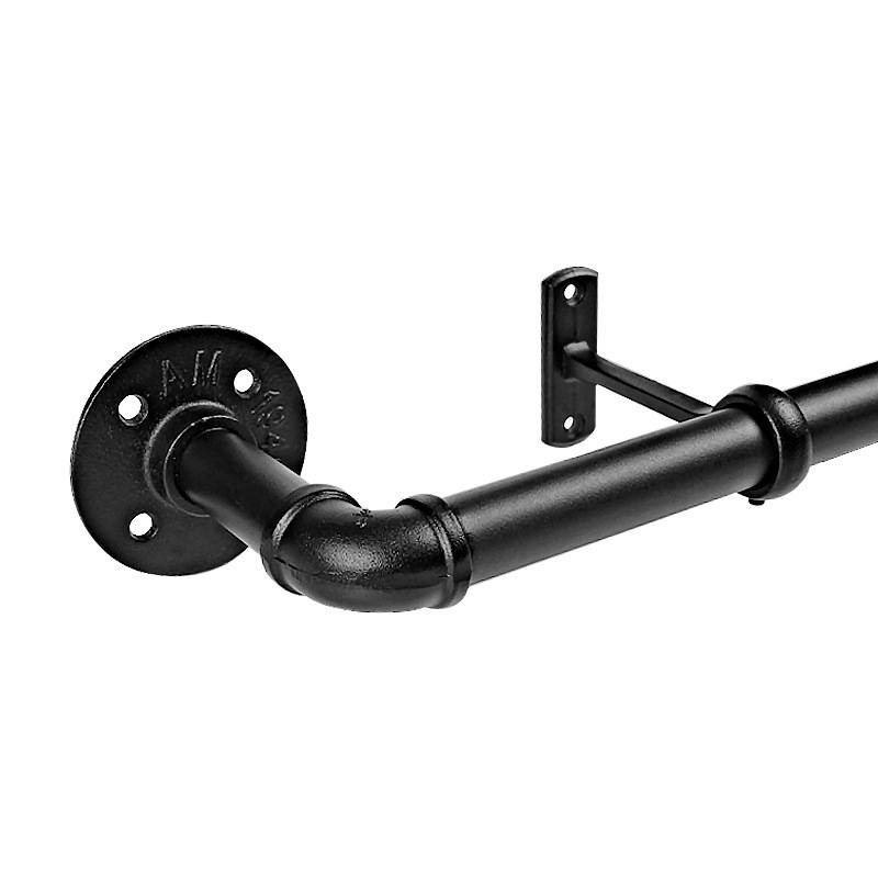 Wandregalhalterung aus schwarzem Metall im Industriestil mit rundem Flansch, Kniestück und Halterungsarm auf weißem Hintergrund.
