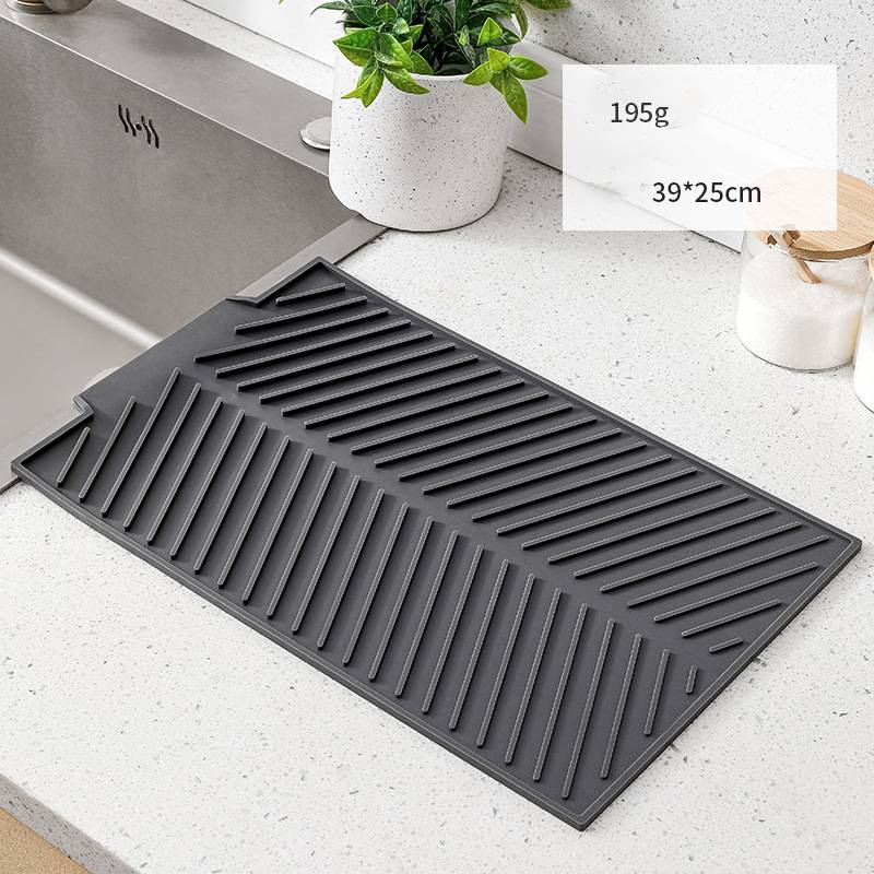 Schwarze rechteckige Küchentrockenmatte auf einer Arbeitsplatte, gezeigt mit Text „195g" und „39*25cm"".