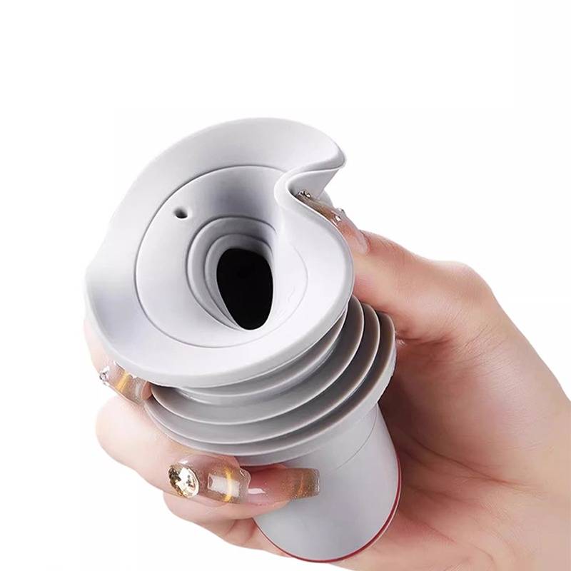 Hand, die einen weißen flexiblen Kunststoff-Siphon mit Zieharmonika-Falten und einer offenen zentralen Öffnung vor einem neutralen Hintergrund hält.