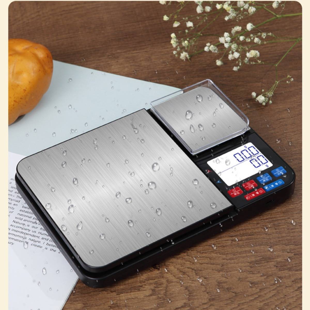 Digitale Küchenwaage mit Edelstahlplattform und beleuchtetes Display, auf einer Holzoberfläche mit Wassertropfen gezeigt.
