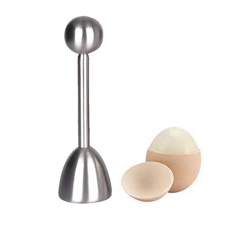 Eierschneider aus Edelstahl mit rundem Griff und glockenförmiger Basis neben zwei Eierschalenhälften auf weißem Hintergrund.