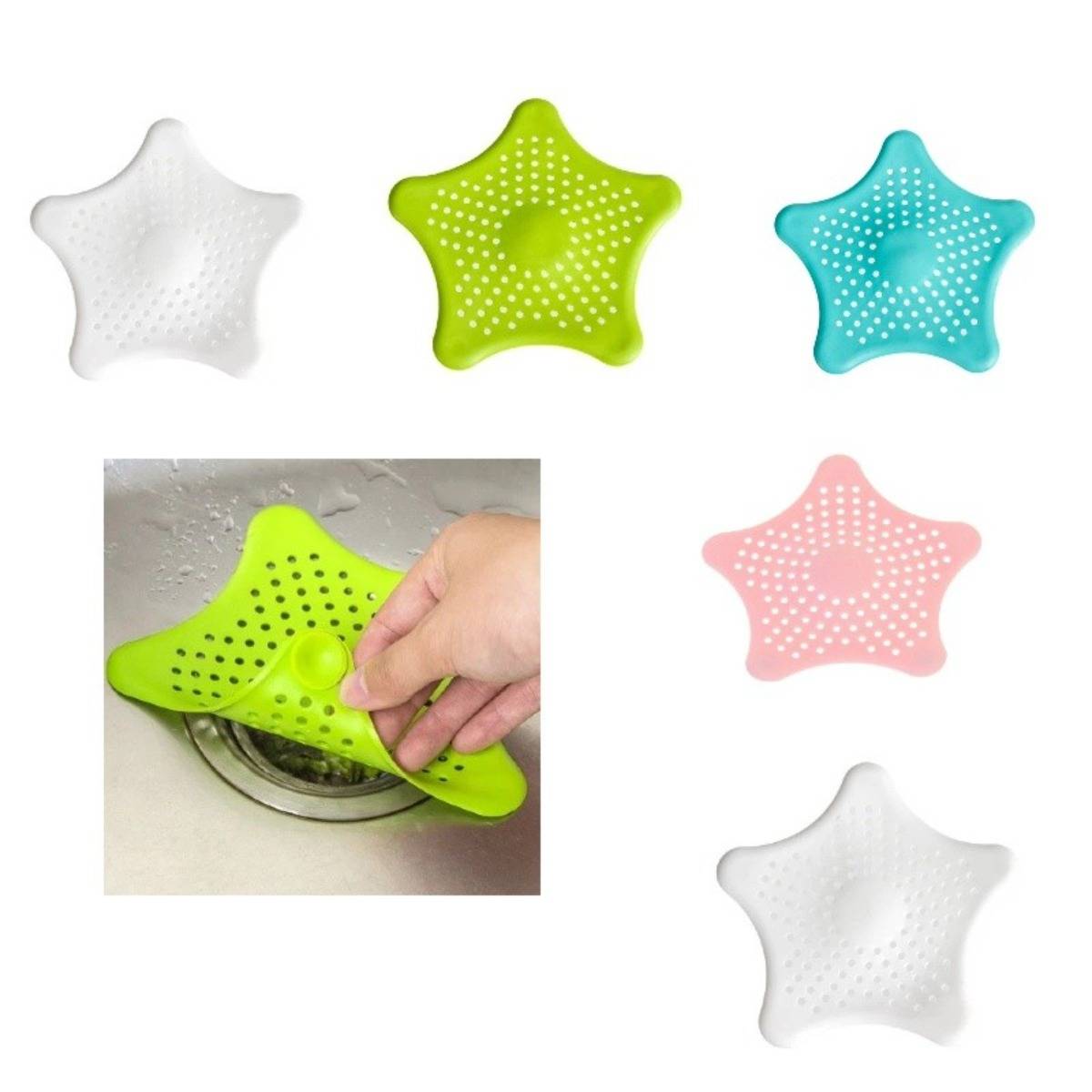 Farbenfrohe sternförmige Silikon-Spülbechensiebe mit Perforierungen, dargestellt in verschiedenen Farben und eines wird über einem Abfluss verwendet, während eine Hand es anhebt.