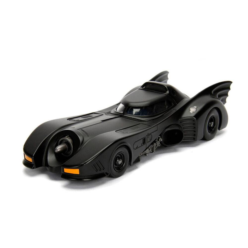Ein schwarzes Spielzeugauto im Batmobile-Stil mit niedriger, schlanker Karosserie und fledermausähnlichen Flossen auf weißem Hintergrund.