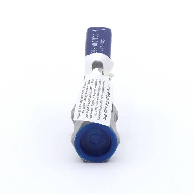 Eine blaue medizinische Spritze mit einem weißen Etikett, aufrecht vor einem schlichten weißen Hintergrund dargestellt.