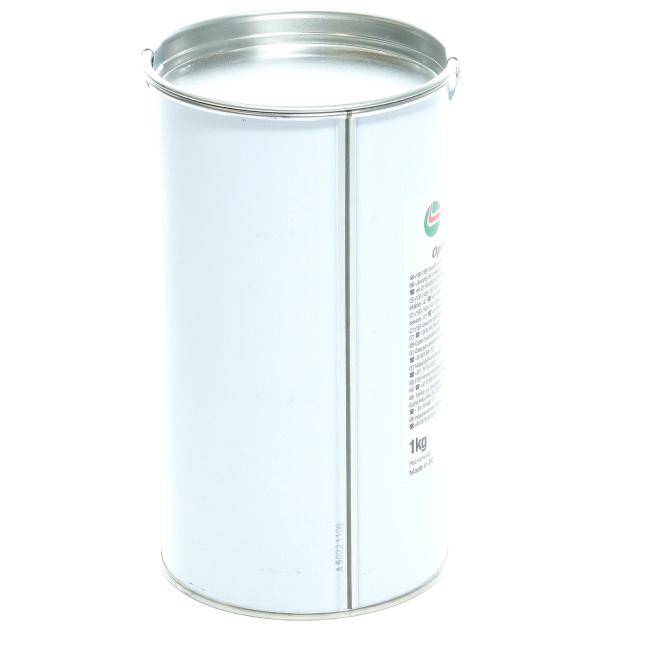 Ein einfacher weißer zylindrischer Metallfarbtopf mit Deckel, auf weißem Hintergrund dargestellt und mit 1 kg gekennzeichnet.