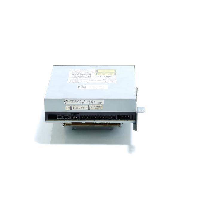Ein hellblaues elektronisches Steuermodul mit Anschlüssen an der Vorderseite, isoliert auf weißem Hintergrund dargestellt.