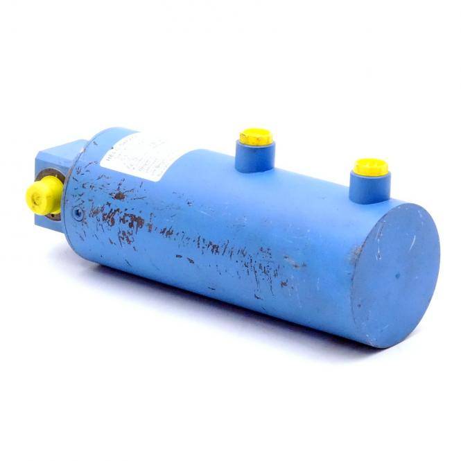 Blauer zylindrischer industrieller Hydraulikbehälter mit gelben verschlossenen Anschlüssen und einer Seitenarmatur, dargestellt auf weißem Hintergrund.
