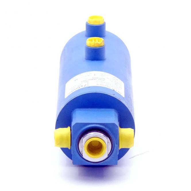 Blauer zylindrischer Industrie-Pumpe oder Motor mit gelben Verschlussdeckeln auf den Anschlüssen, vor weißem Hintergrund dargestellt.