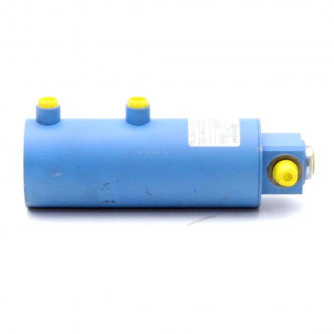Blauer zylindrischer industrieller hydraulischer Komponente mit drei gelb geschlossenen Anschlüssen und einem Etikett, gezeigt auf weißem Hintergrund.