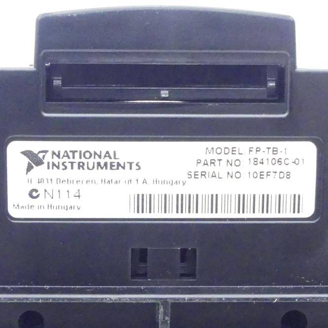 Nahaufnahme eines National Instruments Geräteetiketts mit Modell FP-TB-1, Teilenummer 184106C-01, Seriennummer 10EF7D8 und Barcode.