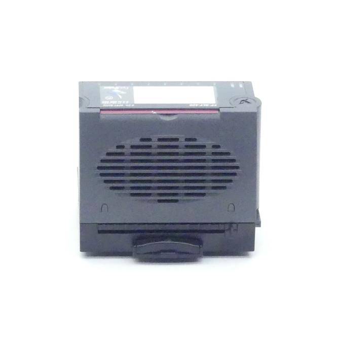 Schwarzes rechteckiges elektronisches Gerät mit einem vorderen Belüftungsgitter und einer kleinen Griff- oder Verschlussvorrichtung am unteren Ende, auf weißem Hintergrund abgebildet.